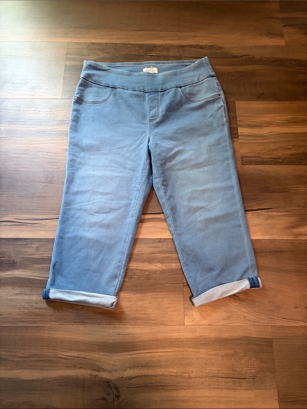 Womens Cropped Light Blue Capris with Rolled Cuffs Size Medium